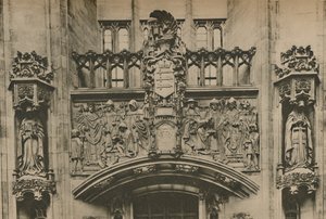 Kaiverrus kiveen Middlesexin vaakunan alla Guildhallissa Westminsterissä, vuodelta 1935.