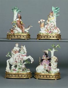Neljä Meissen-ryhmää, jotka edustavat neljää maanosaa, varustettuna Ludvig XVI:n ormolulla, mallintanut Johann Joachim Kandler (1706-75), 1700-luvun puoliväli