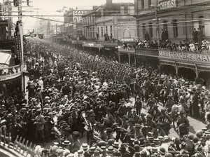12. pataljoona, AIF, marssii kaupungin läpi ennen palvelukseen lähtöä ulkomaille, Hobart, Tasmania, 14. lokakuuta 1914 tekijältä John Beattie