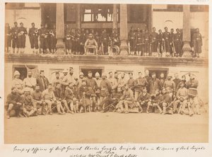 Prikaatikenraali Goughin prikaatin upseerit ja miehet vangittuina Shah Shujahin palatsin aukiolla, 1880 tekijältä John Burke