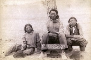 Kolme lakotalaista teinipoikaa länsimaisissa vaatteissa, 1891