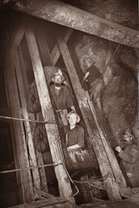 Keikka Dolcoathissa, kuvitus J.C. Burrowsin ja William Thomasin teoksesta "Mongst mines and miners tai Underground Scenes by Flash-Light", pubi. 1893 (seepiakuva) tekijältä John Charles Burrow