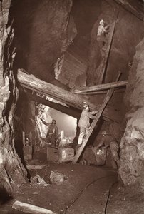 180 East Poolin kaivoksessa, kuvitus J.C. Burrowsin ja William Thomasin pubista "Mongst mines and miners tai Underground Scenes by Flash-Light". 1893 (seepiakuva)