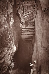 Dolcoathin kaivoksen 375, kuvitus J.C. Burrowsin ja William Thomasin teoksesta "Mongst mines and miners tai Underground Scenes by Flash-Light", pubi. 1893 (seepiakuva)