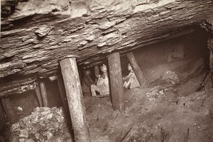 The 66, Blue Hills mine, kuvitus J.C. Burrowsin ja William Thomasin teoksesta "Mongst mines and miners tai Underground Scenes by Flash-Light", pubi. 1893 (seepiakuva)