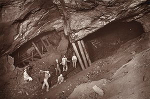 70-raitiovaunutie, East Poolin kaivos, kuvitus J.C. Burrowsin ja William Thomasin teoksesta "Mongst mines and miners tai Underground Scenes by Flash-Light", pubi. 1893 (seepiakuva)