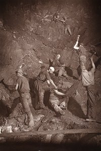 Underhand Stoping, East Poolin kaivos, kuvitus J.C. Burrowsin ja William Thomasin teoksesta "Mongst mines and miners tai Underground Scenes by Flash-Light", pubi. 1893 (seepiakuva) tekijältä John Charles Burrow