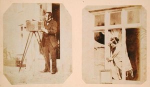Omakuva vasemmalla ja Emma Thomasina Llewelyn (1808-81) tulostamassa paperinegatiivia auringossa oikealla tekijältä John Dillwyn Llewelyn