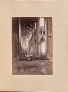 Kuoro ja kirkon keskilaiva, länteen päin tekijältä John Harrington