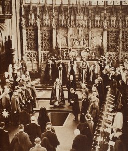 Kuningas Edward VIII ripottelee maata isänsä arkkuun, 1936