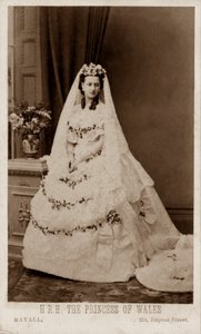 Tanskan prinsessa Alexandra hääpuvussaan avioliittoon Walesin prinssin, tulevan kuninkaan Edward VII:n kanssa tekijältä John Jabez Edwin Paisley (after) Mayall