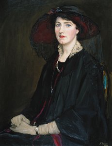 Lady Raeburnin muotokuva, istuen puolipitkä, pitsikaulustakissa, helmikaulakorussa ja mustassa hatussa tekijältä John Lavery