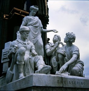 Insinöörityöt, veistosryhmä Albert Memorialista, valmistui vuonna 1876 (graniitti) tekijältä John Lawlor