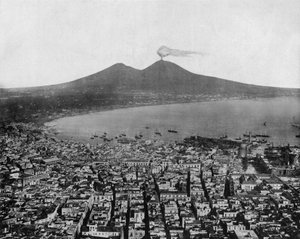 Näkymä Napolinlahdelle (Italia) ja taustalla Vesuvio (Vesuvius) (b/w kuva)