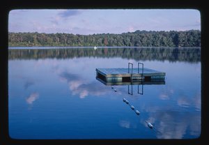 Menges Sand Pond, Menges Lakeside Resort, Livingston Manor, New York, USA tekijältä John Margolies