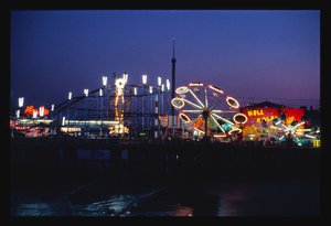Steeplechase Pier yöllä, Atlantic City, New Jersey, Yhdysvallat tekijältä John Margolies
