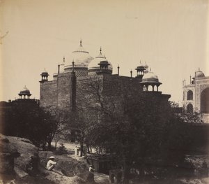Taj Mahal, Näkymä lepotalon takaa, kuvalla, c. 1858-1862.
