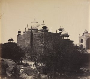 Taj Mahal, Näkymä lepotalon takaa, kuvalla, c. 1858-1862.