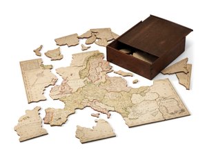 Eurooppa jaettu kuningaskuntiinsa, n. 1766 (käsinvärinen kaiverrettu arkki puulle kiinnitetty)