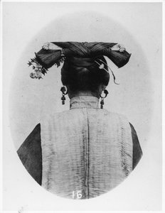 Takakuva naimisissa olevan manchu-matron Coiffuresta, n. 1867-72 tekijältä John Thomson