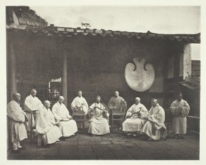Kushanin apotti ja munkit, n. 1868. tekijältä John Thomson