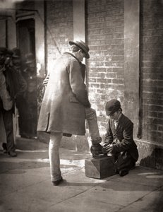 The Independent Shoe Black, elokuvasta Street Life in London, J. Thomson ja Adolphe Smith tekijältä John Thomson