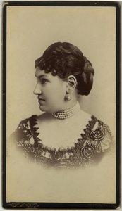 rouva William Astor (seepiaprintti)