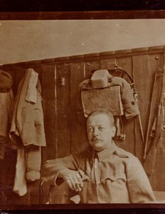 Albumi "Oma maailmansota - muistoja Lounaisrintamasta Kärntenissä, Italiassa, Trentino-Alto Adigessa) 31/03/1915-12/11/1918 - Josef Zohles Wien": sotilaan muotokuva (b/w ph tekijältä Josef Zohles