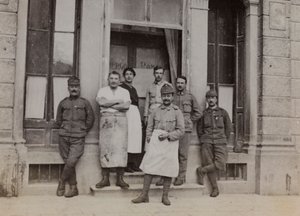 Albumi "Oma maailmansota - muistoja Lounaisrintamasta Kärntenissä, Italiassa, Trentino-Alto Adigessa) 31.3.1915-12.11.1918 - Josef Zohles Wien": ryhmämuotokuva edessä tekijältä Josef Zohles