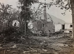 Albumi "Oma maailmansota - muistoja Lounaisrintamasta Kärntenissä, Italiassa, Trentino-Alto Adigessa) 31.3.1915-12.11.1918 - Josef Zohlen Wien": rauniota Bovecissa (m/v kuva) tekijältä Josef Zohles