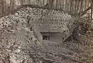 Albumi "Oma maailmansota - muistoja Lounaisrintamasta Kärntenissä, Italiassa, Trentino-Alto Adigessa) 31/03/1915-12/11/1918 - Josef Zohles Wien": sotilasbunkkeri tykillä tekijältä Josef Zohles