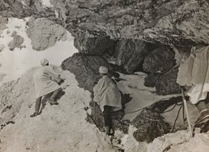 Albumi "Oma maailmansota - muistoja Lounaisrintamasta Kärntenissä, Italiassa, Trentino-Alto Adigessa) 31.3.1915-12.11.1918 - Josef Zohles Wien": sotilasbunkkeri vuorella tekijältä Josef Zohles