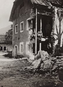 Albumi "Oma maailmansota - muistoja Lounaisrintamasta Kärntenissä, Italiassa, Trentino-Alto Adigessa) 31/03/1915-12/11/1918 - Josef Zohles Wien": rauniot Valbrunassa (b/w pho tekijältä Josef Zohles