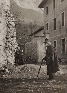 Albumi "Minun maailmansota - muistoja Lounaisrintamasta Kärntenissä, Italiassa, Trentino-Alto Adigessa) 31.3.1915-12.11.1918 - Josef Zohlen Wien": vanha mies maantiellä ( tekijältä Josef Zohles
