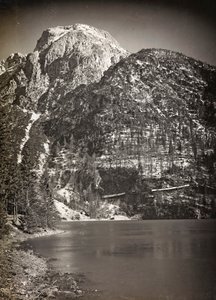 Albumi "Minun maailmansota - muistoja Lounaisrintamasta Kärntenissä, Italiassa, Trentino-Alto Adigessa) 31.3.1915-12.11.1918 - Josef Zohlen Wien": Lake Predil (tai Raibl) (b/w) tekijältä Josef Zohles