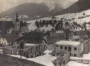 Albumi "Oma maailmansota - muistoja Lounaisrintamasta Kärntenissä, Italiassa, Trentino-Alto Adigessa) 31.3.1915-12.11.1918 - Josef Zohles Wien": rauniota Tarvisiossa (b/w pho tekijältä Josef Zohles