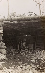 Albumi "Oma maailmansota - muistoja Lounaisrintamasta Kärntenissä, Italiassa, Trentino-Alto Adigessa) 31/03/1915-12/11/1918 - Josef Zohles Wien": hökkeli tykin kanssa (m/w kuva tekijältä Josef Zohles