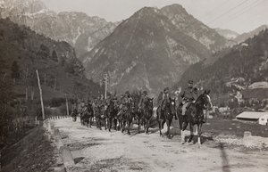 Albumi "Oma maailmansota - muistoja Lounaisrintamasta Kärntenissä, Italiassa, Trentino-Alto Adigessa) 31.3.1915-12.11.1918 - Josef Zohles Wien": ratsuväen sotilaita (b/ tekijältä Josef Zohles