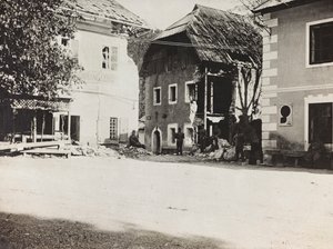 Albumi "Meine weltkriegs - Erinnerungen South-West Front (Kärnten, Italia, Etelä-Tiroli) (Minun maailmansota - muistoja Lounaisrintamasta Kärntenissä, Italiassa, Trentino-Alto Adige) 31.3.1915-12.11. 1918 - Josef Zohles Wien ": neliö ja rauniot (b/w pho tekijältä Josef Zohles