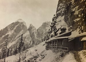 Albumi "Oma maailmansota - muistoja lounaisrintamasta Kärntenissä, Italiassa, Trentino-Alto Adigessa) 31.3.1915-12.11.1918 - Josef Zohles Wien": sotilaskasarmi Alissa tekijältä Josef Zohles