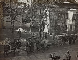 Albumi "Oma maailmansota - muistoja Lounaisrintamasta Kärntenissä, Italiassa, Trentino-Alto Adigessa) 31.3.1915-12.11.1918 - Josef Zohles Wien": tykkimiehiä Tarvisiossa (b/w ph