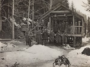 Albumi "Oma maailmansota - muistoja Lounaisrintamasta Kärntenissä, Italiassa, Trentino-Alto Adige" 31.3.1915-12.11.1918 - Josef Zohles Wien ": sotilaita kaapelin edessä tekijältä Josef Zohles