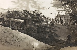 Albumi "Oma maailmansota - muistoja lounaisrintamasta Kärntenissä, Italiassa, Trentino-Alto Adigessa) 31.3.1915-12.11.1918 - Josef Zohles Wien": Sotilaita kanuunalla Prassa tekijältä Josef Zohles