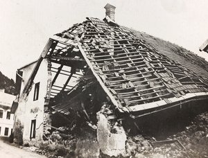 Albumi "Oma maailmansota - muistoja Lounaisrintamasta Kärntenissä, Italiassa, Trentino-Alto Adigessa) 31.3.1915-12.11.1918 - Josef Zohlen Wien": talon rauniot Ugovizissa tekijältä Josef Zohles