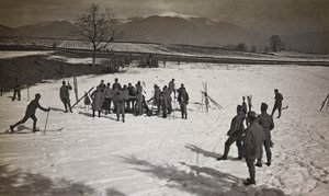 Albumi "Oma maailmansota - muistoja Lounaisrintamasta Kärntenissä, Italiassa, Trentino-Alto Adige" 31.3.1915-12.11.1918 - Josef Zohles Wien ": sotilaita suksilla (m/v kuva tekijältä Josef Zohles