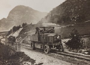 Albumi "Oma maailmansota - muistoja Lounaisrintamasta Kärntenissä, Italiassa, Trentino-Alto Adigessa) 31.3.1915-12.11.1918 - Josef Zohles Wien": sotilasajoneuvoja pitkin tekijältä Josef Zohles