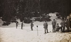 Albumi "Oma maailmansota - muistoja Lounaisrintamasta Kärntenissä, Italiassa, Trentino-Alto Adige" 31.3.1915-12.11.1918 - Josef Zohles Wien ": sotilaita suksilla (m/v kuva tekijältä Josef Zohles