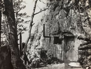 Albumi "Oma maailmansota - muistoja Lounaisrintamasta Kärntenissä, Italiassa, Trentino-Alto Adigessa) 31.3.1915-12.11.1918 - Josef Zohles Wien": sodan turvapaikka (m/w kuva) tekijältä Josef Zohles
