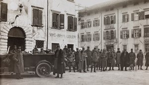Albumi "Oma maailmansota - muistoja Lounaisrintamasta Kärntenissä, Italiassa, Trentino-Alto Adige" 31.3.1915-12.11.1918 - Josef Zohles Wien ": sotilaita Tolmezzossa (b/w p tekijältä Josef Zohles