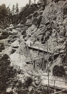 Albumi "Oma maailmansota - muistoja lounaisrintamasta Kärntenissä, Italiassa, Trentino-Alto Adigessa) 31.3.1915-12.11.1918 - Josef Zohlen Wien": puisia kävelyteitä vuorelle tekijältä Josef Zohles